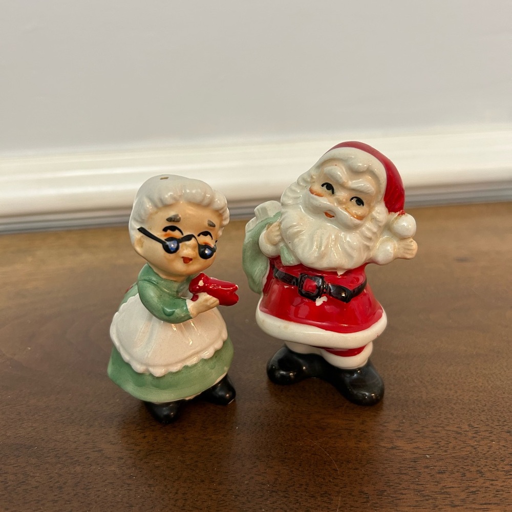 Vintage Lefton Santa and Mrs. Claus Salt and Pepper Shakers Christmas MCM Japan